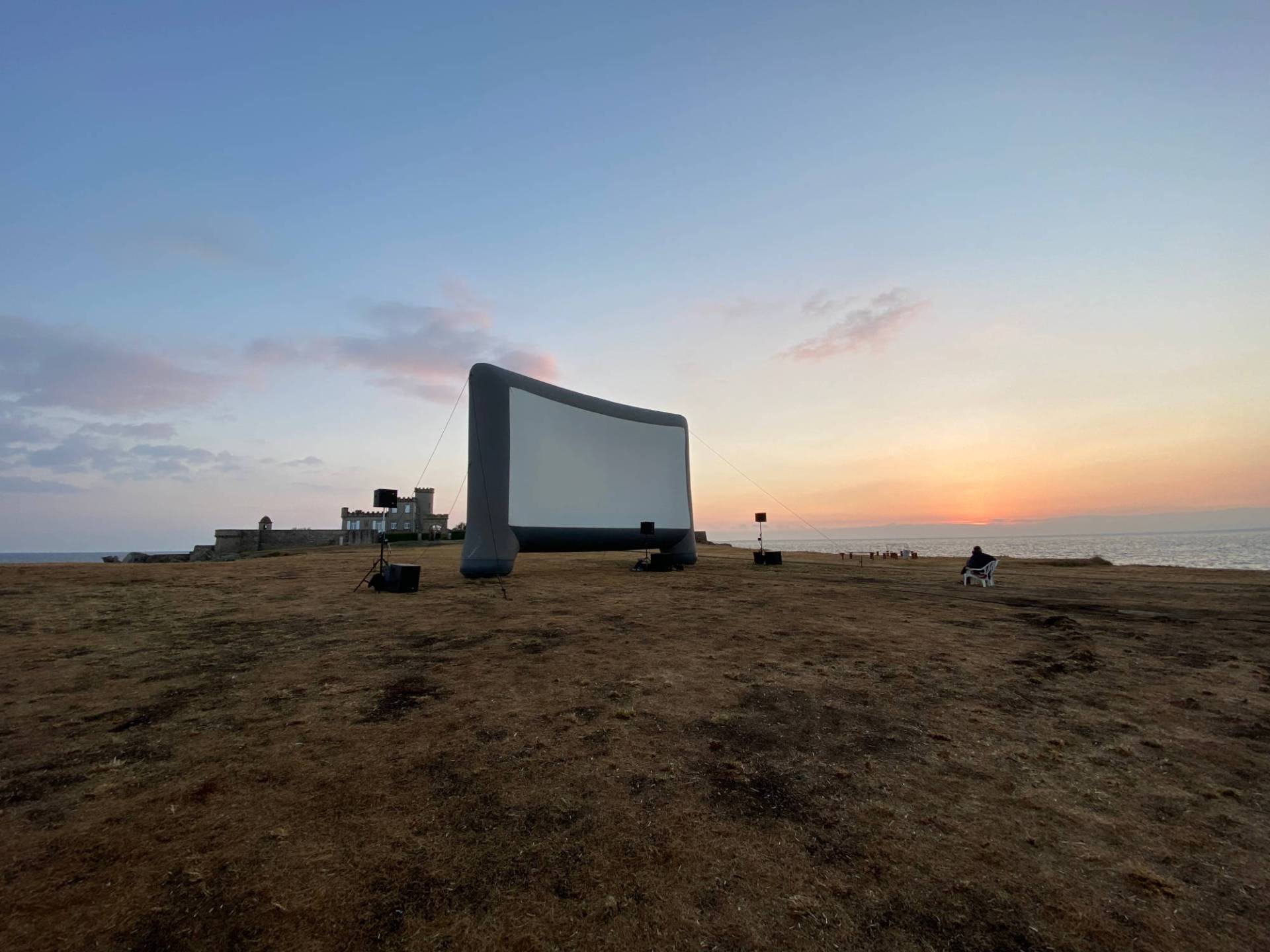 Projection cinéma en bord de mer