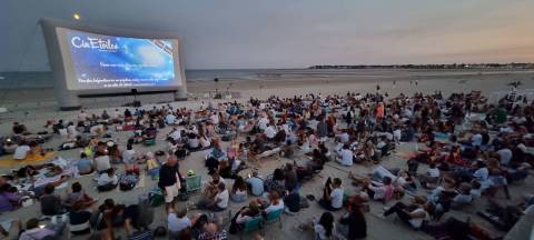 Projection de cinéma en bord de mer Projection de cinéma en bord de mer